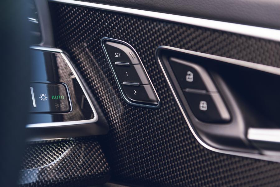 Детали интерьера Audi SQ7 TDI (4M) 2019 года  (UK) (фото 7 из 46)